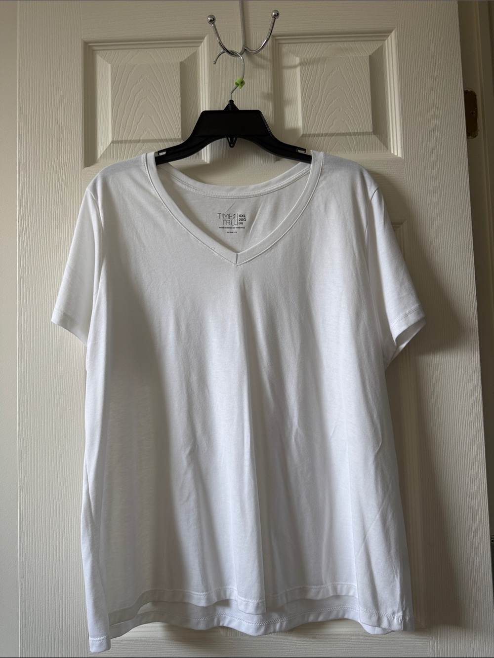 Time and Tru Women’s White V-Neck Short Sleeve Tee